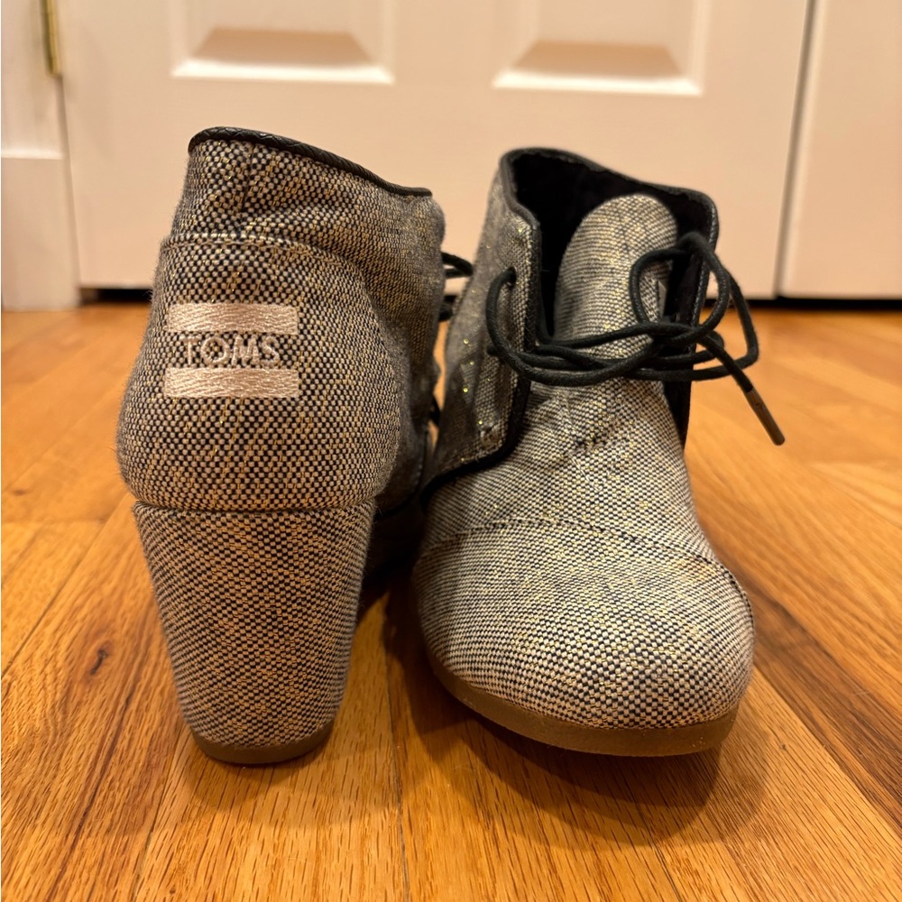 Toms desert wedge gold metallic ankle booties - size 9